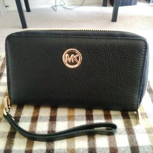 Michael Kors Pebbled Wristlet